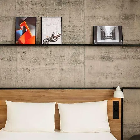 Ibis London Point 3*