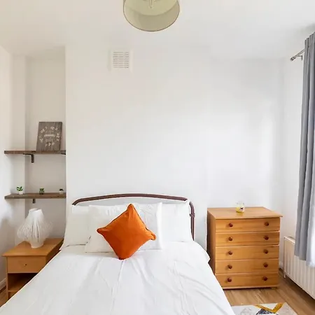 Large, Bright And Spacious 3 Bed Flat In