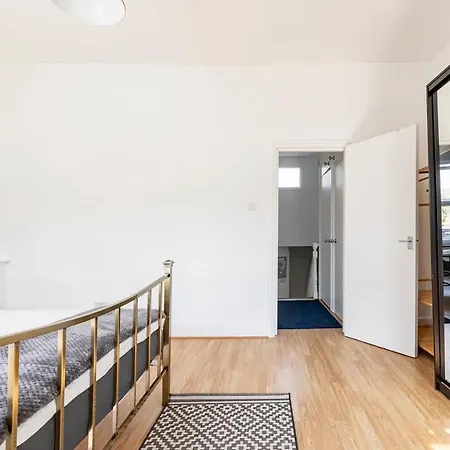 Apartment Large, Bright And Spacious 3 Bed Flat In London