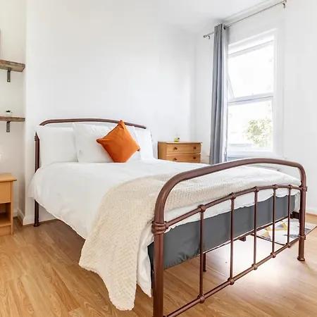 Apartment Large, Bright And Spacious 3 Bed Flat In