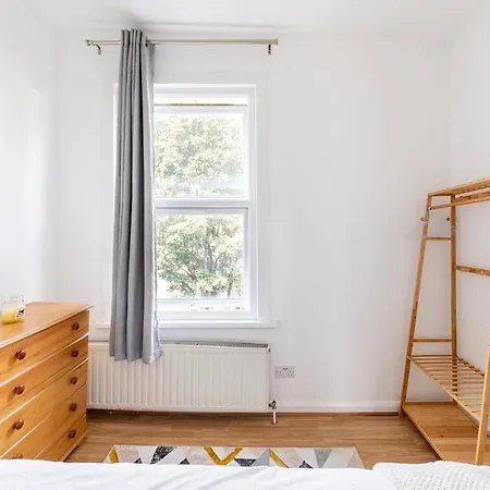 Large, Bright And Spacious 3 Bed Flat In *