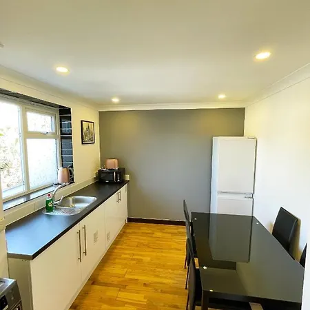 New Look, 7 Minutes To Station, 20 Minutes To London Streatham Vale