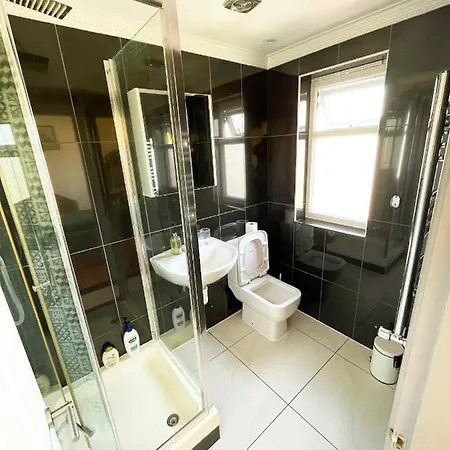 New Look, 7 Minutes To Station, 20 Minutes To London Streatham Vale