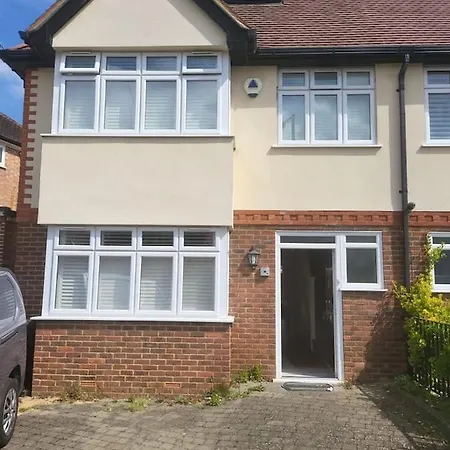 3 Bedroom Spacious House With Parking Northwood (Greater London)