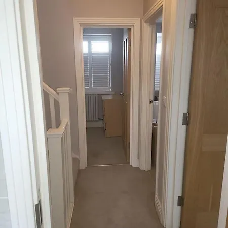 Holiday home 3 Bedroom Spacious House With Parking *