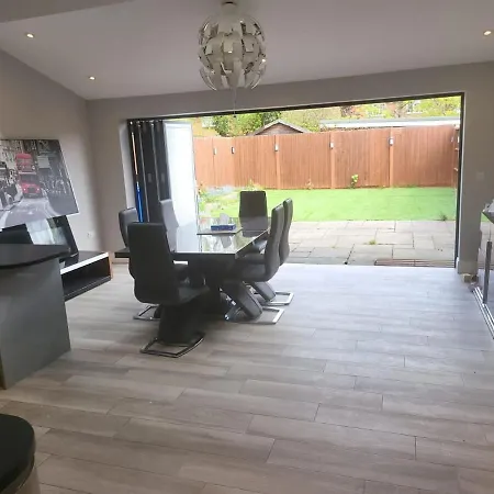 3 Bedroom Spacious House With Parking