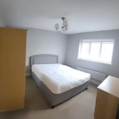 3 Bedroom Spacious House With Parking Northwood (Greater London)