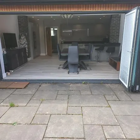 3 Bedroom Spacious House With Parking * Northwood (Greater London)