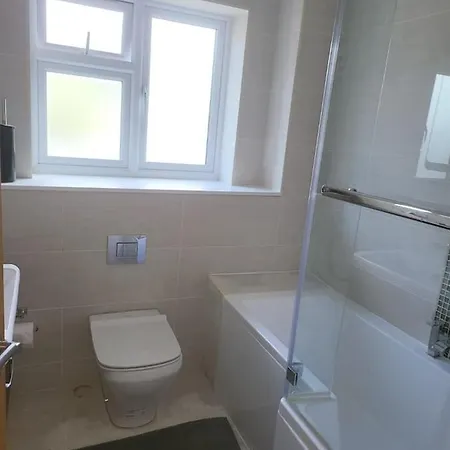 3 Bedroom Spacious House With Parking Holiday home Northwood (Greater London)