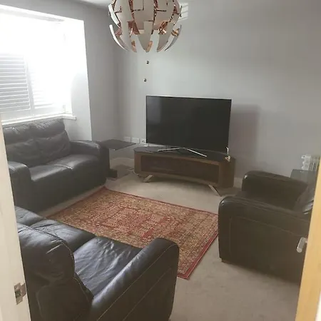3 Bedroom Spacious House With Parking * Northwood (Greater London)