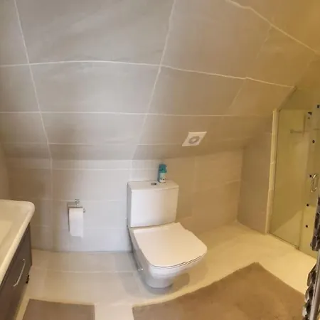 Holiday home 3 Bedroom Spacious House With Parking