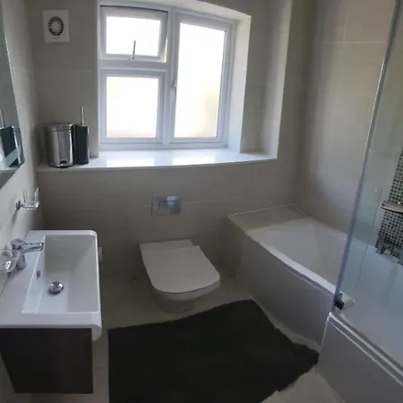 Holiday home 3 Bedroom Spacious House With Parking Northwood (Greater London)