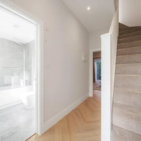 Cosy Tooting Retreat: 2-bed Gem Apartment *
