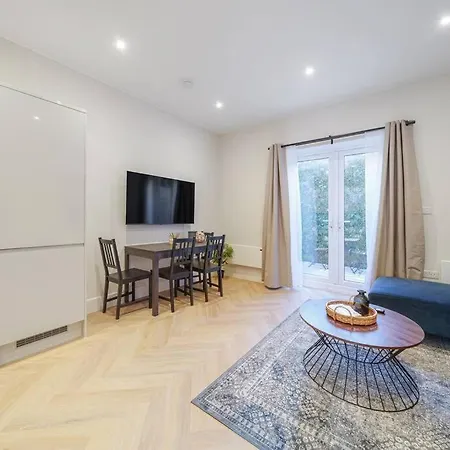Cosy Tooting Retreat: 2-bed Gem