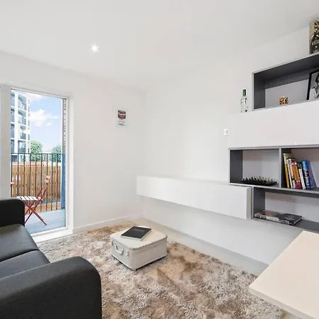 Cool Dalston Studio With Balcony And Gym