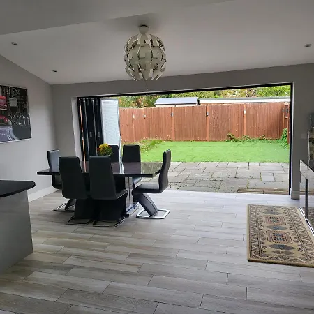 3 Bedroom Spacious House With Parking