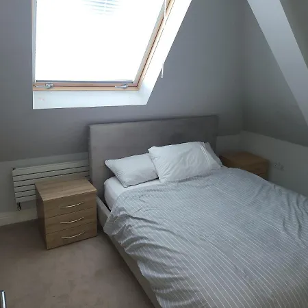 3 Bedroom Spacious House With Parking Northwood (Greater London)