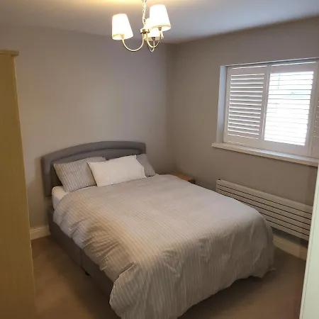 Holiday home 3 Bedroom Spacious House With Parking *
