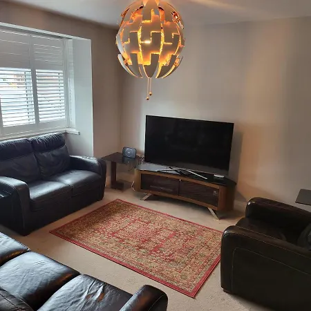 Holiday home 3 Bedroom Spacious House With Parking *