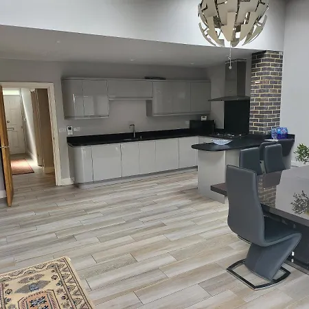 3 Bedroom Spacious House With Parking