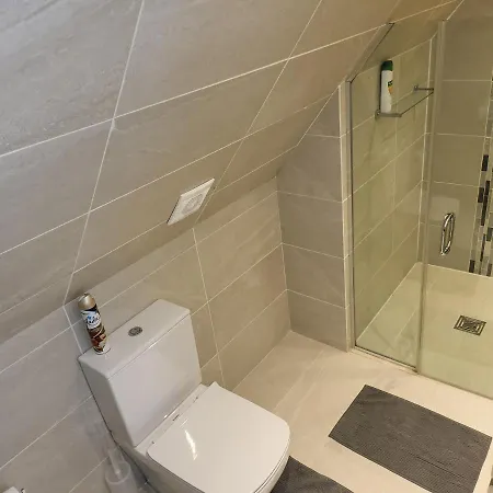 Holiday home 3 Bedroom Spacious House With Parking Northwood (Greater London)