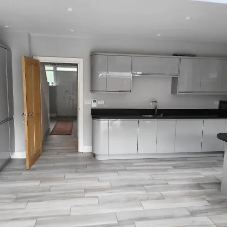 3 Bedroom Spacious House With Parking * Northwood (Greater London)