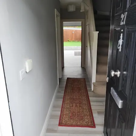 Holiday home 3 Bedroom Spacious House With Parking