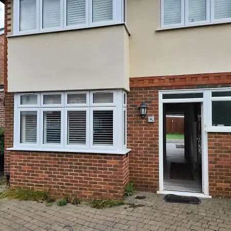 Holiday home 3 Bedroom Spacious House With Parking *