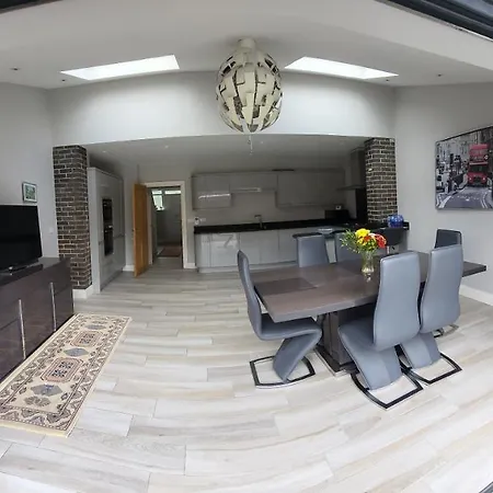 3 Bedroom Spacious House With Parking Holiday home