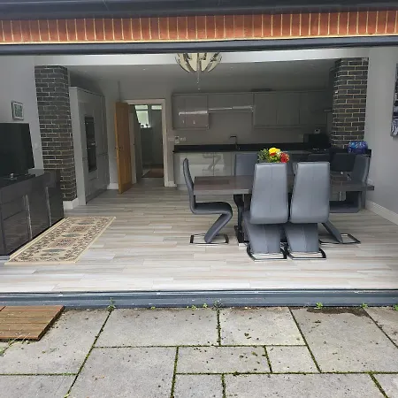 3 Bedroom Spacious House With Parking * Northwood (Greater London)
