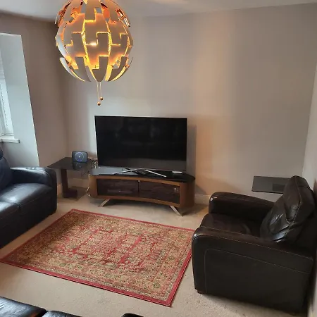 3 Bedroom Spacious House With Parking Northwood (Greater London)