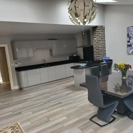3 Bedroom Spacious House With Parking Holiday home