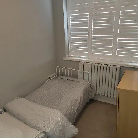 3 Bedroom Spacious House With Parking