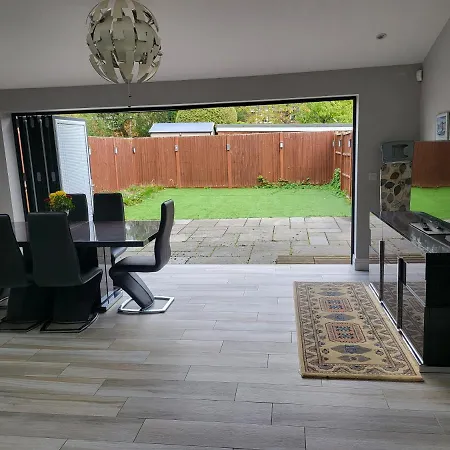 3 Bedroom Spacious House With Parking Holiday home Northwood (Greater London)