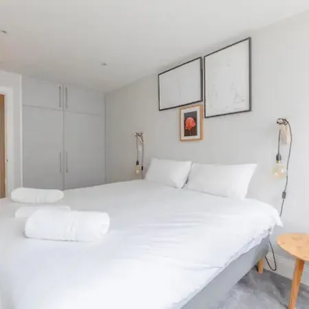 Chic 1bd Flat Wpatio - 2 Mins From Baron's Court! * Londra