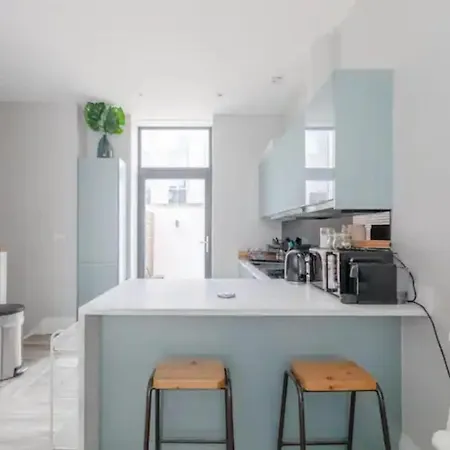 Chic 1bd Flat Wpatio - 2 Mins From Baron's Court! * Londra