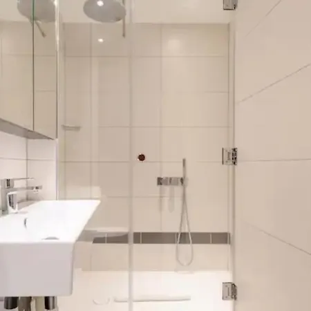 Chic 1bd Flat Wpatio - 2 Mins From Baron's Court! * Londra