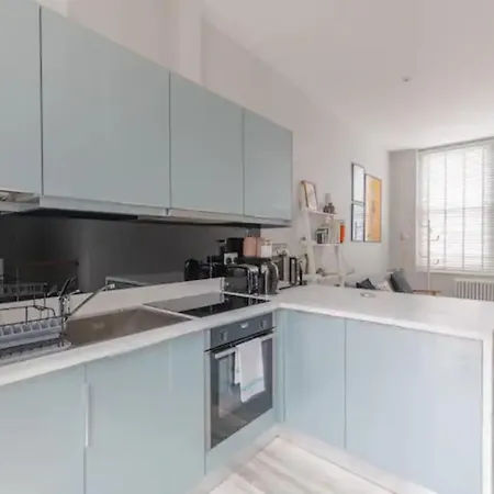 Chic 1bd Flat Wpatio - 2 Mins From Baron's Court! * Londra