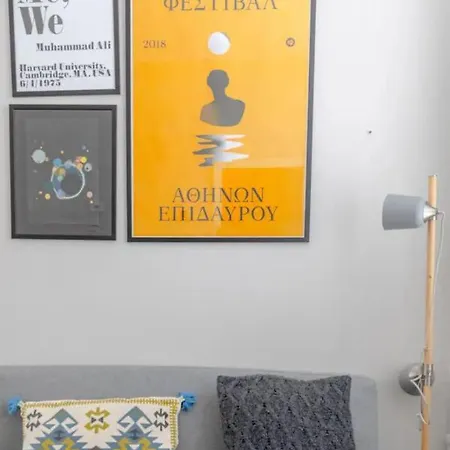 Chic 1bd Flat Wpatio - 2 Mins From Baron's Court! Londra