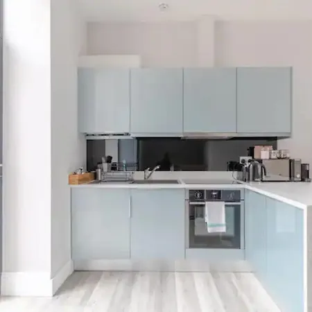 Chic 1bd Flat Wpatio - 2 Mins From Baron's Court! Appartamento Londra