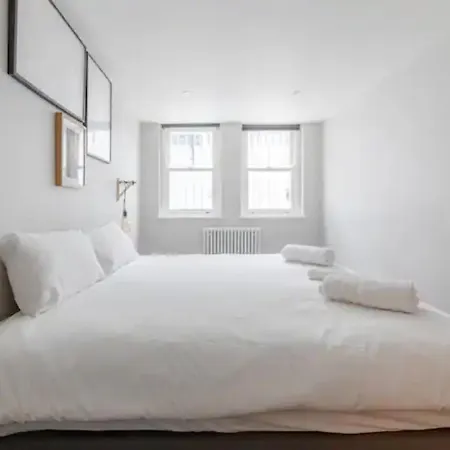 Chic 1bd Flat Wpatio - 2 Mins From Baron's Court! Appartamento