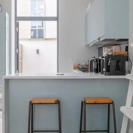 Appartamento Chic 1bd Flat Wpatio - 2 Mins From Baron's Court! *