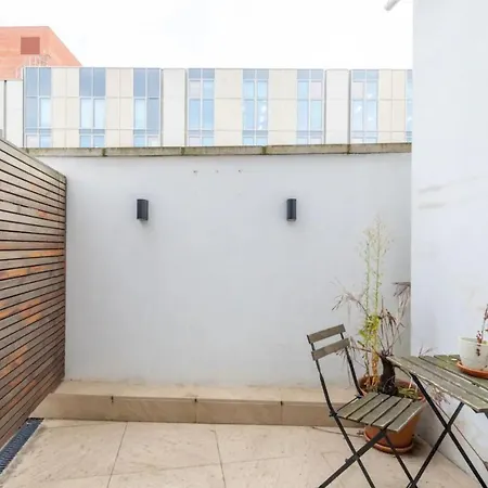Chic 1bd Flat Wpatio - 2 Mins From Baron's Court! Appartamento