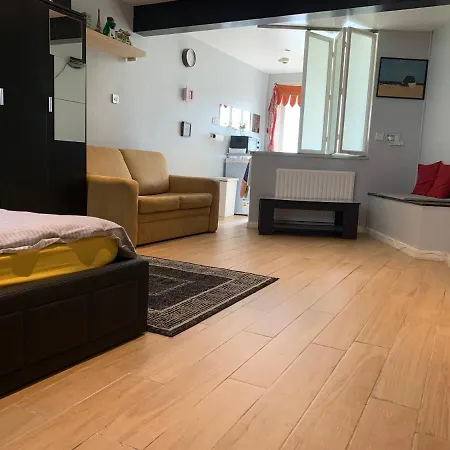 - Entire Lower Ground Floor - Only 7 Mins Walk Kings Cross St Pancras Station *