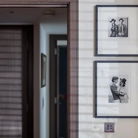 Stylish 2-br Ground Floor In Chelsea Apartman *