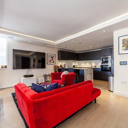 Stylish 2-br Ground Floor In Chelsea Apartman