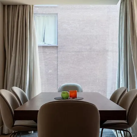 Stylish 2-br Ground Floor In Chelsea Apartman *