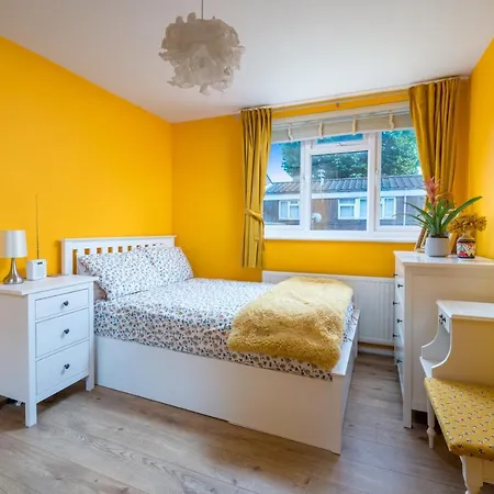 Striking Flat With Charming Garden And Desk Apartman *