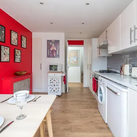 Apartman Striking Flat With Charming Garden And Desk *