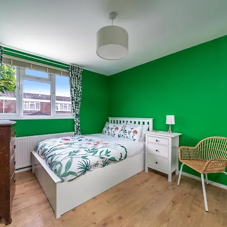 Apartman Striking Flat With Charming Garden And Desk